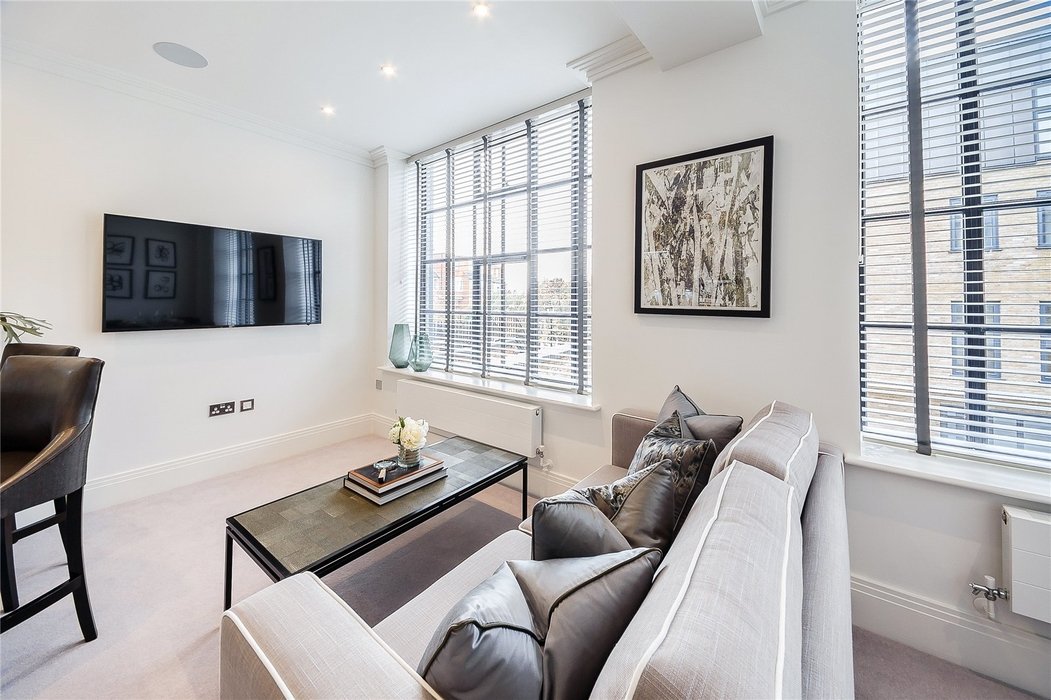 2 bedroom Flat to let in London - Image 2