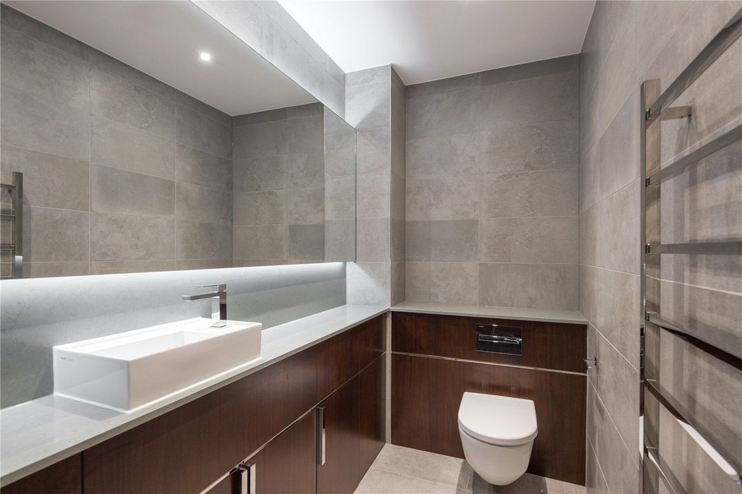 3 bedroom Flat to let in London - Image 8