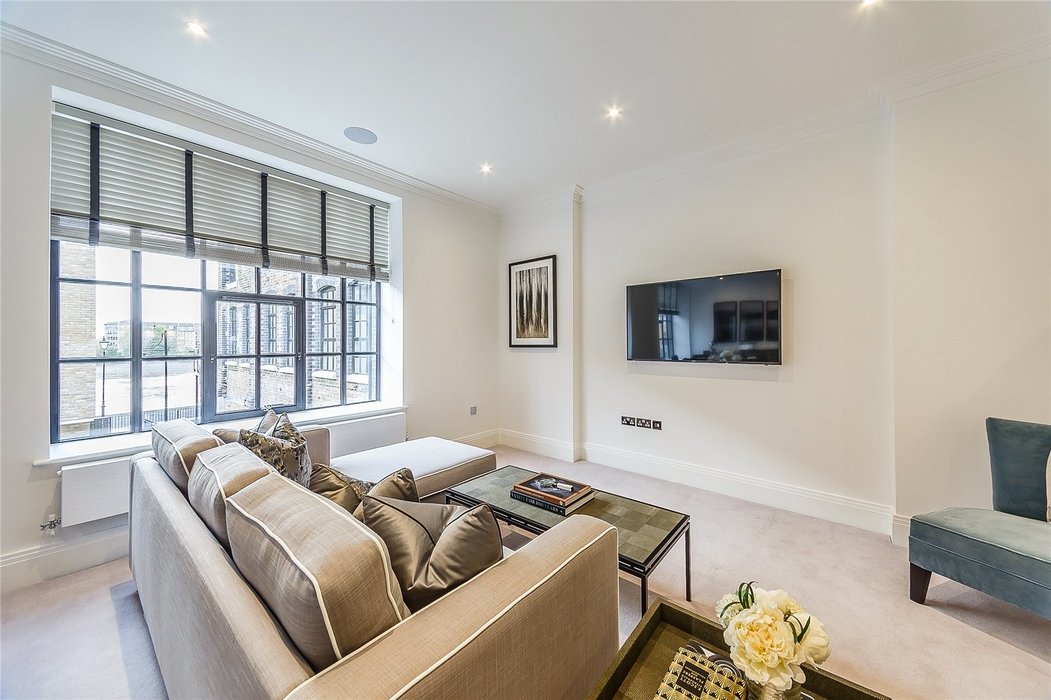 2 bedroom Flat to let in London - Image 2