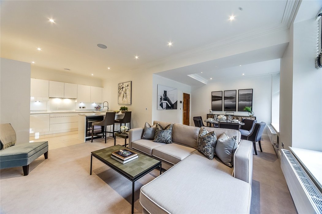 2 bedroom Flat to let in London - Image 1