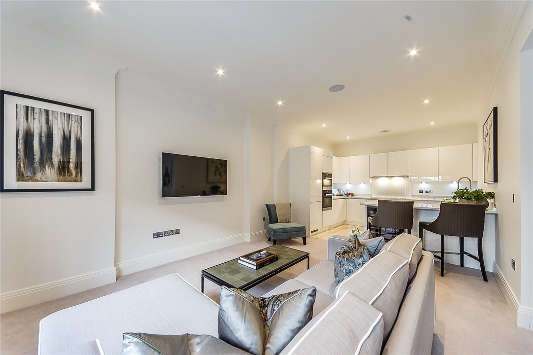 2 bedroom Flat to let in London - Image 4