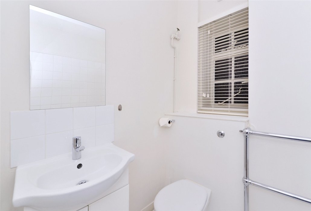 2 bedroom Flat to let in London - Image 7