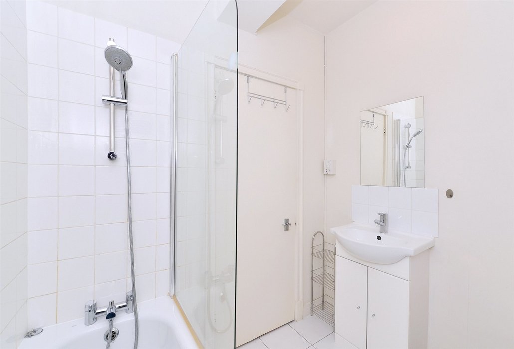 2 bedroom Flat to let in London - Image 10