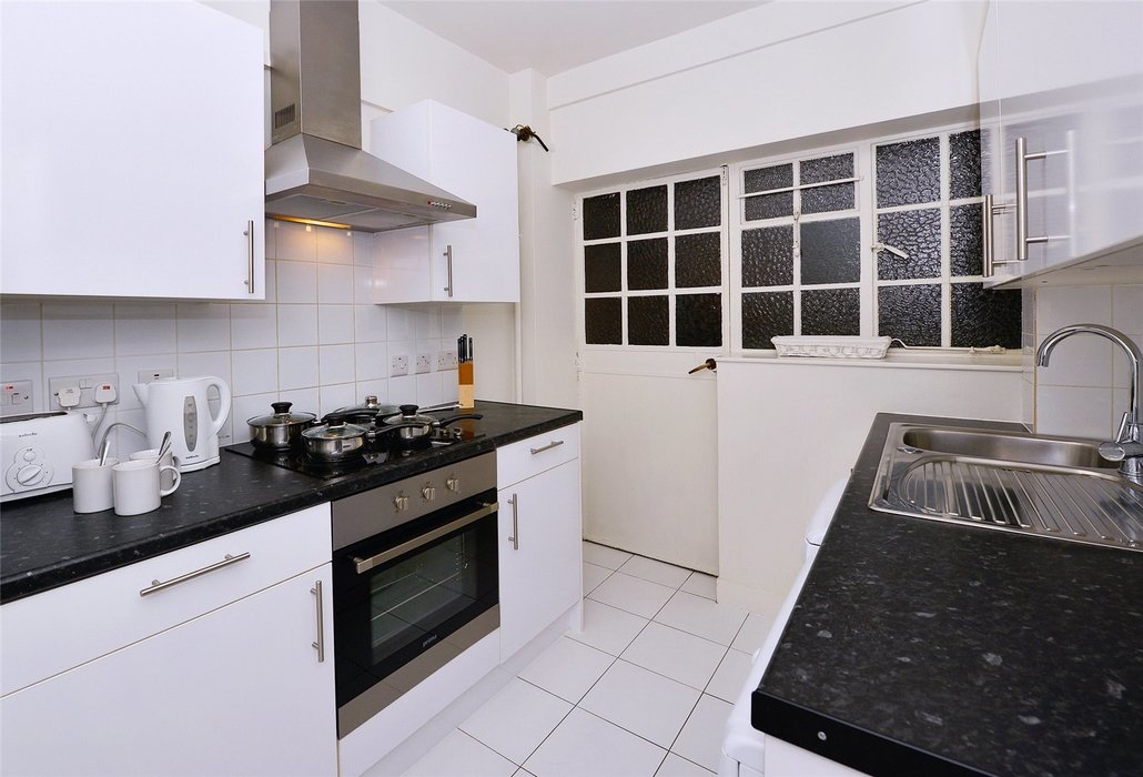 2 bedroom Flat to let in London - Image 4