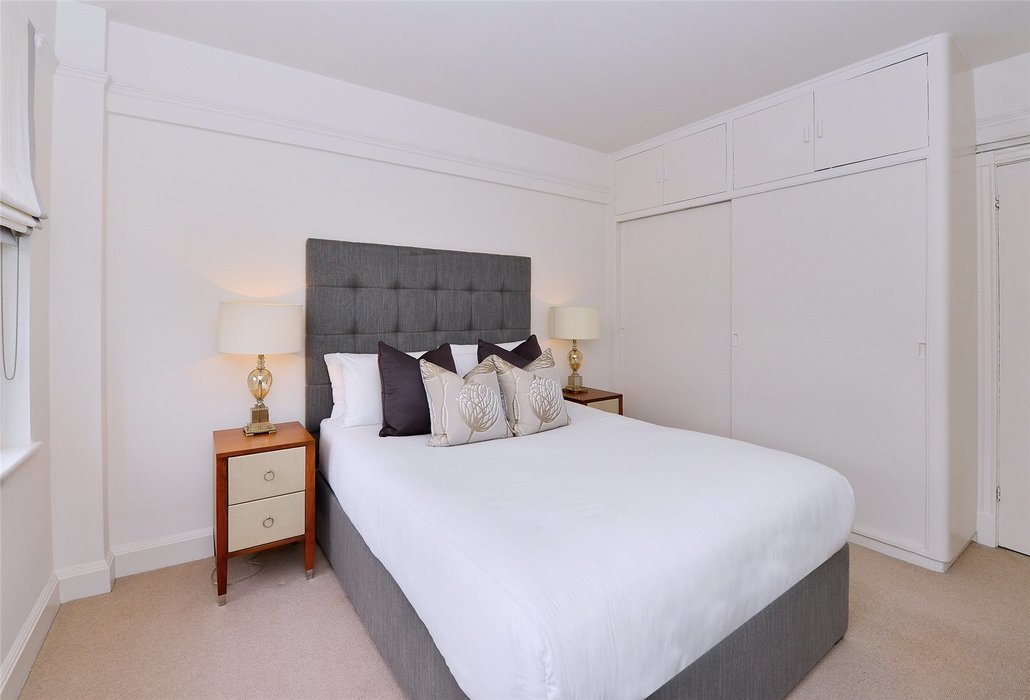 2 bedroom Flat to let in London - Image 5