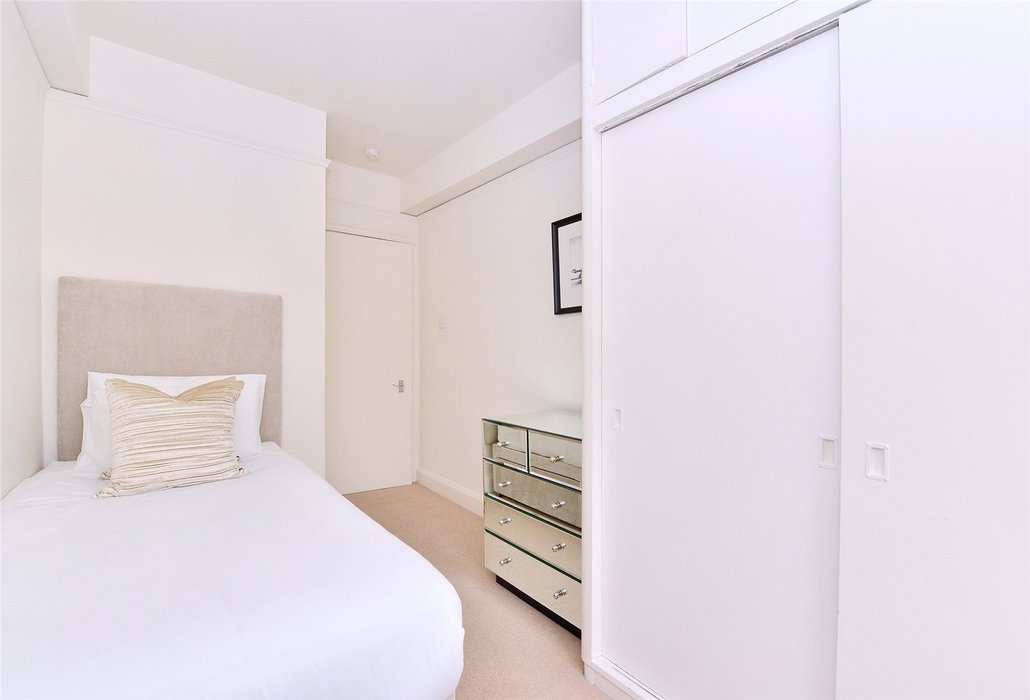 2 bedroom Flat to let in London - Image 9