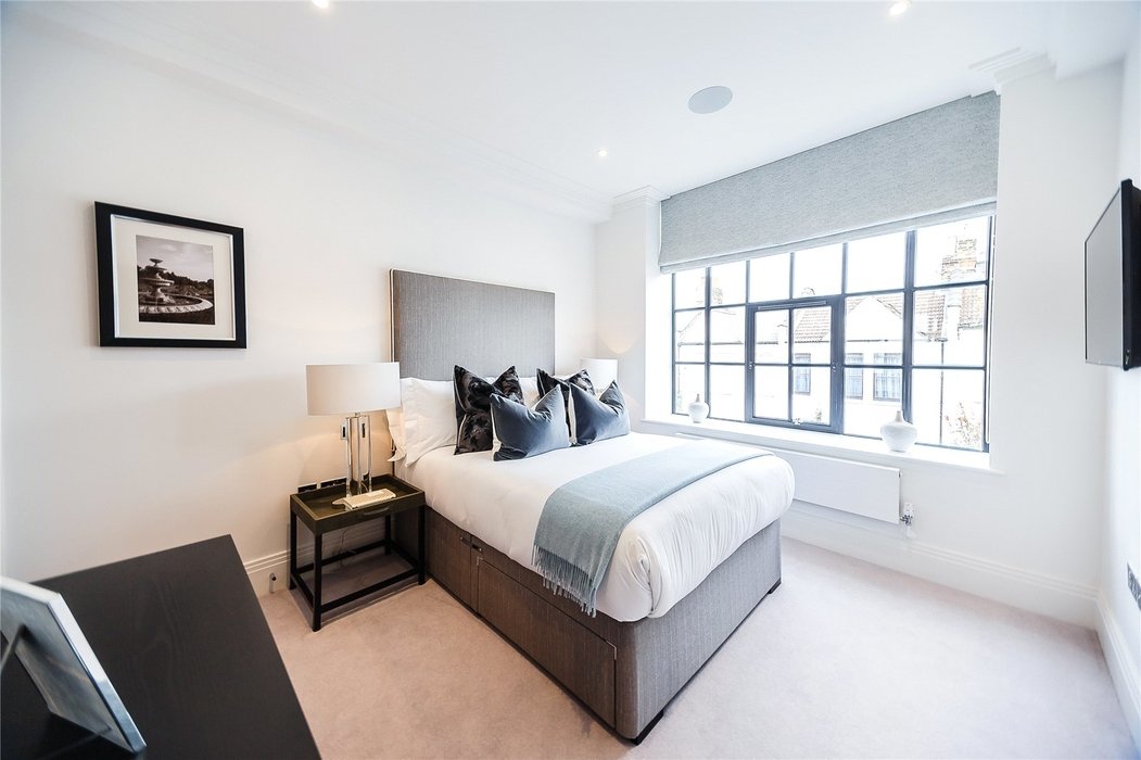 2 bedroom Flat to let in London - Image 8