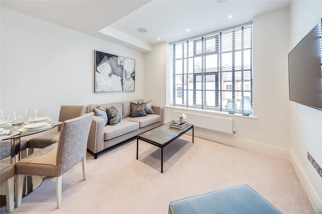 2 bedroom Flat to let in London - Image 1