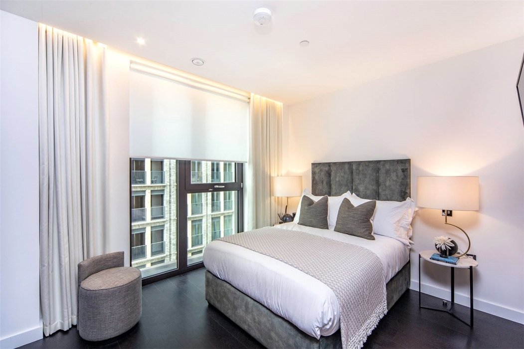 2 bedroom Flat to let in London - Image 11