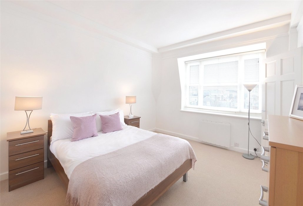 2 bedroom Flat to let in London - Image 9