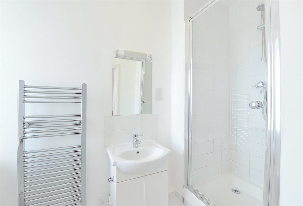 2 bedroom Flat to let in London - Image 11