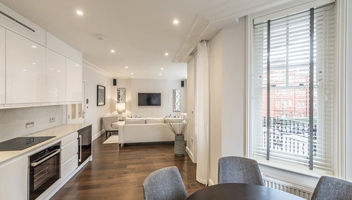 3 bedroom Flat to let in London - Image 5