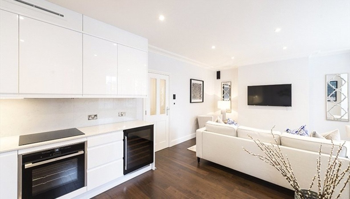 3 bedroom Flat to let in London - Image 2