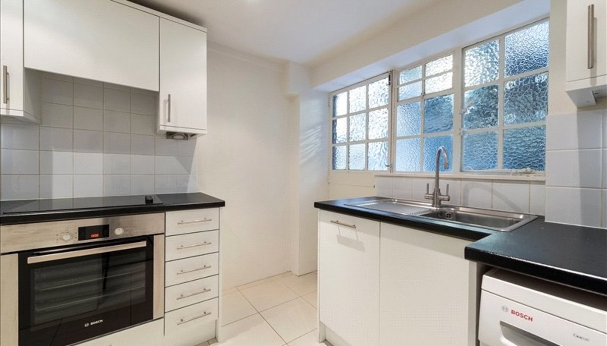 2 bedroom Flat to let in Chelsea,London - Image 2
