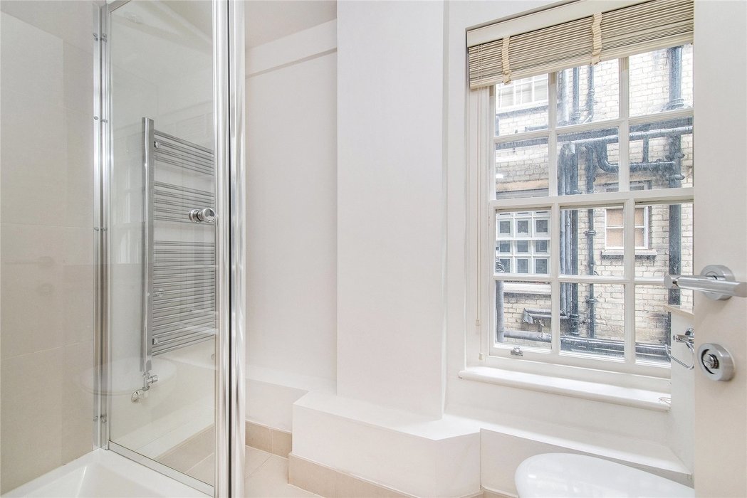 2 bedroom Flat to let in London - Image 6