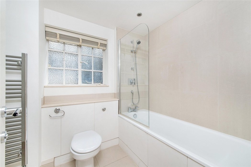 2 bedroom Flat to let in London - Image 8