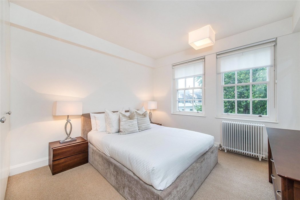 2 bedroom Flat to let in London - Image 9