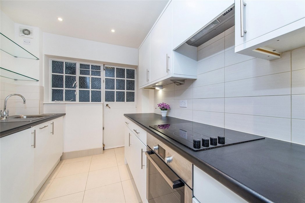 2 bedroom Flat to let in London - Image 4