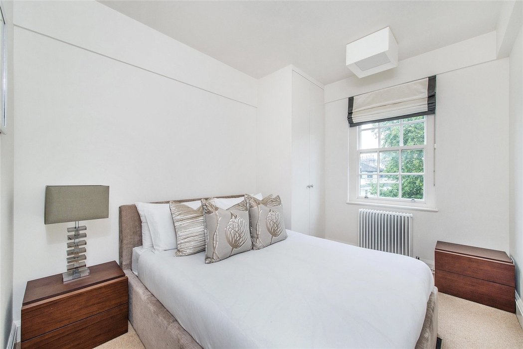 2 bedroom Flat to let in London - Image 5