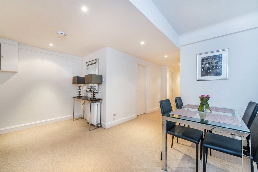 2 bedroom Flat to let in London - Image 3