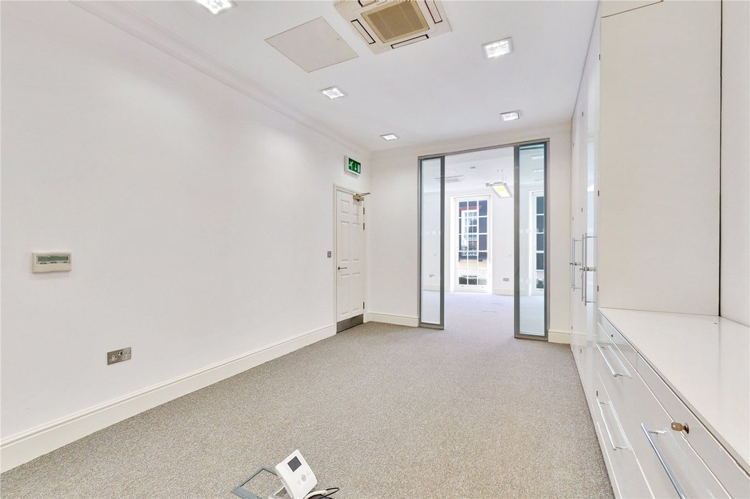  Property to let in Mayfair,London - Image 13