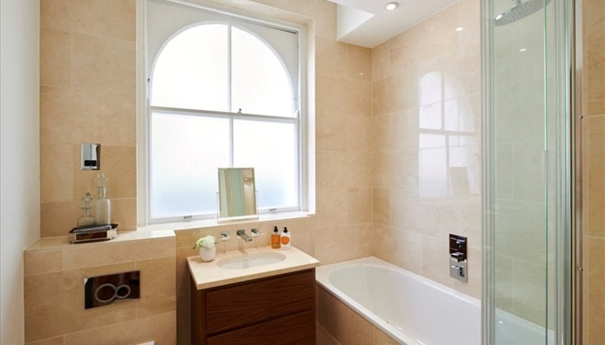 2 bedroom Flat new instruction in London - Image 6
