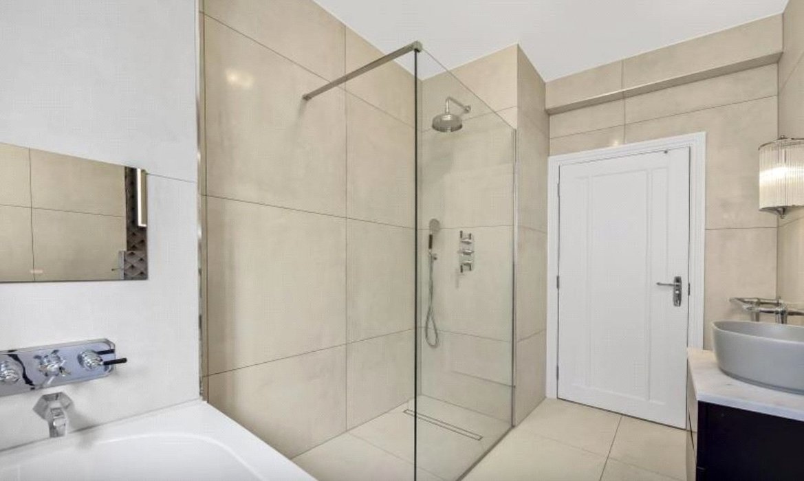3 bedroom Flat new instruction in London - Image 5