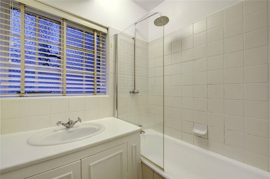 2 bedroom Flat to let in London - Image 12