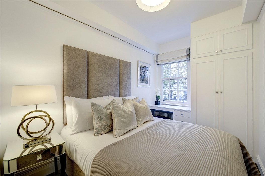 2 bedroom Flat to let in London - Image 9