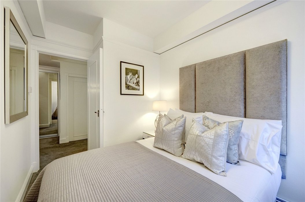 2 bedroom Flat to let in London - Image 8