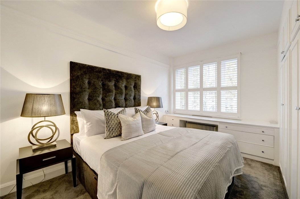 2 bedroom Flat to let in London - Image 10