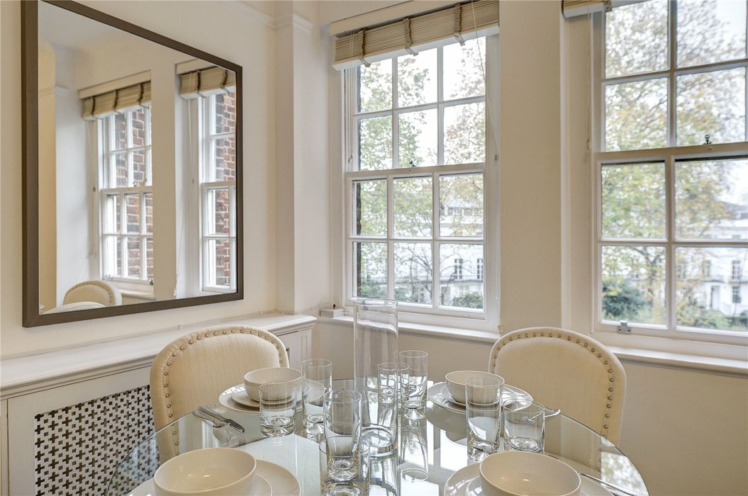 2 bedroom Flat to let in London - Image 5