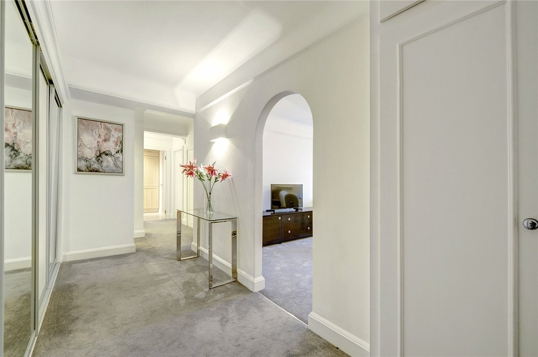 2 bedroom Flat to let in London - Image 6