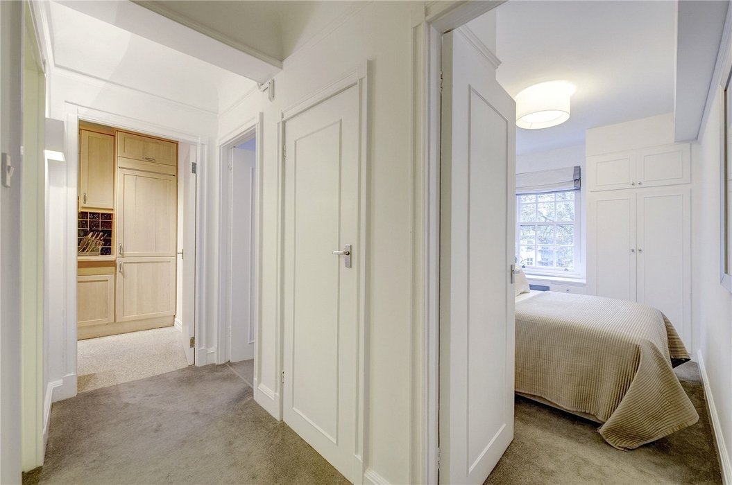 2 bedroom Flat to let in London - Image 7