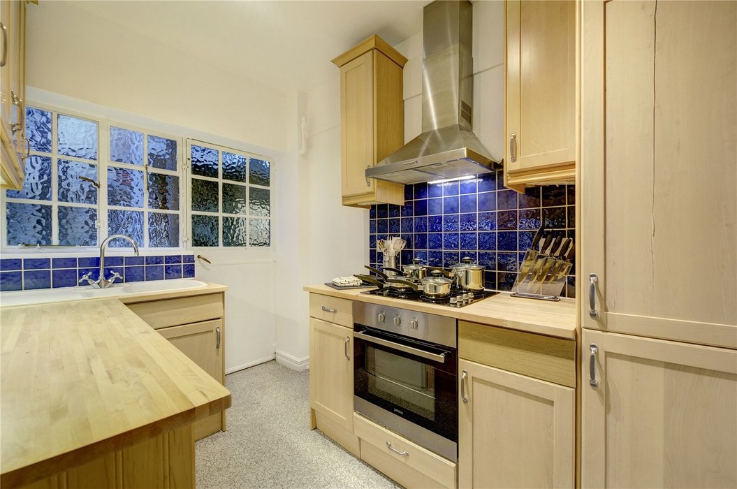 2 bedroom Flat to let in London - Image 4