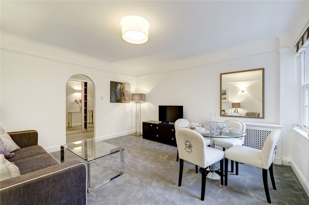 2 bedroom Flat to let in London - Image 3