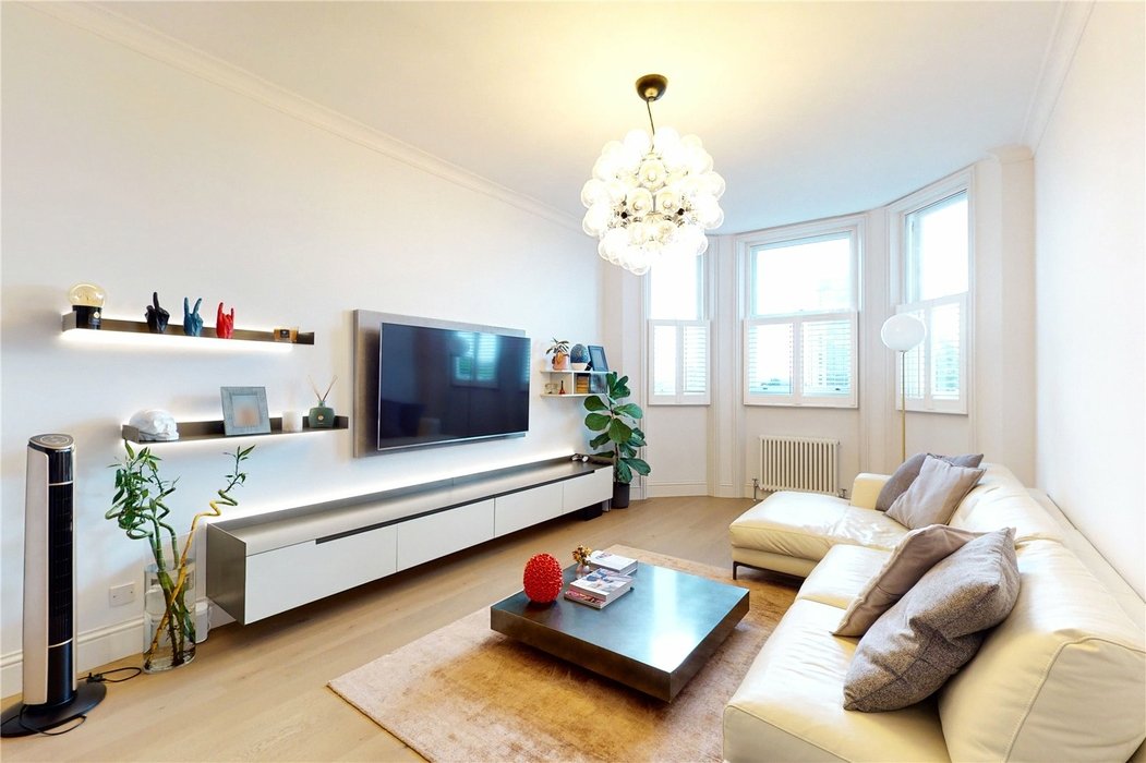 2 bedroom Flat for sale in Earls Court,London - Image 2