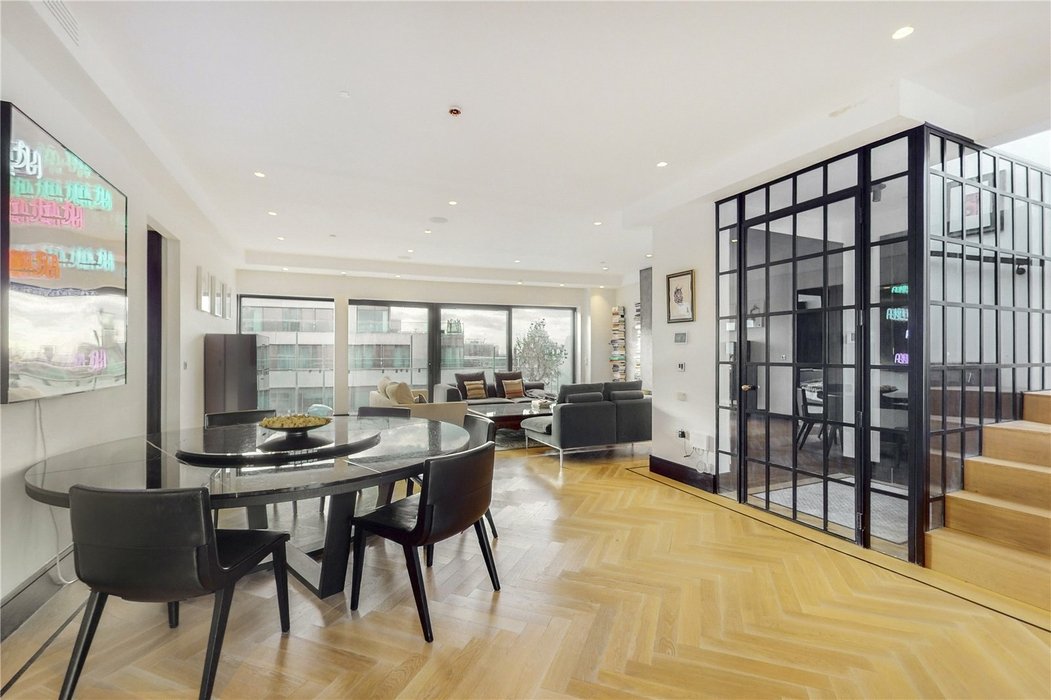 2 bedroom Flat for sale in Victoria,London - Image 2