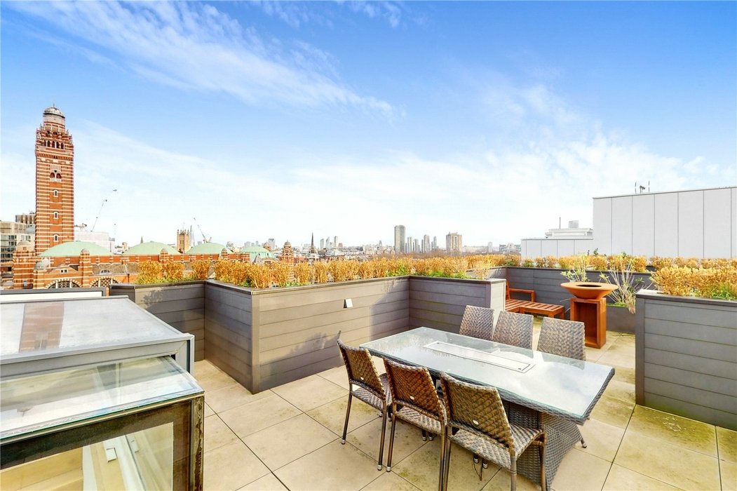 2 bedroom Flat for sale in Victoria,London - Image 3