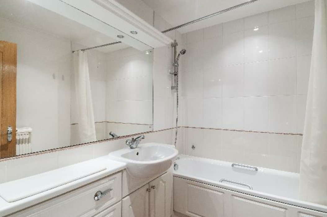 2 bedroom Flat let in Regents Park,London - Image 5