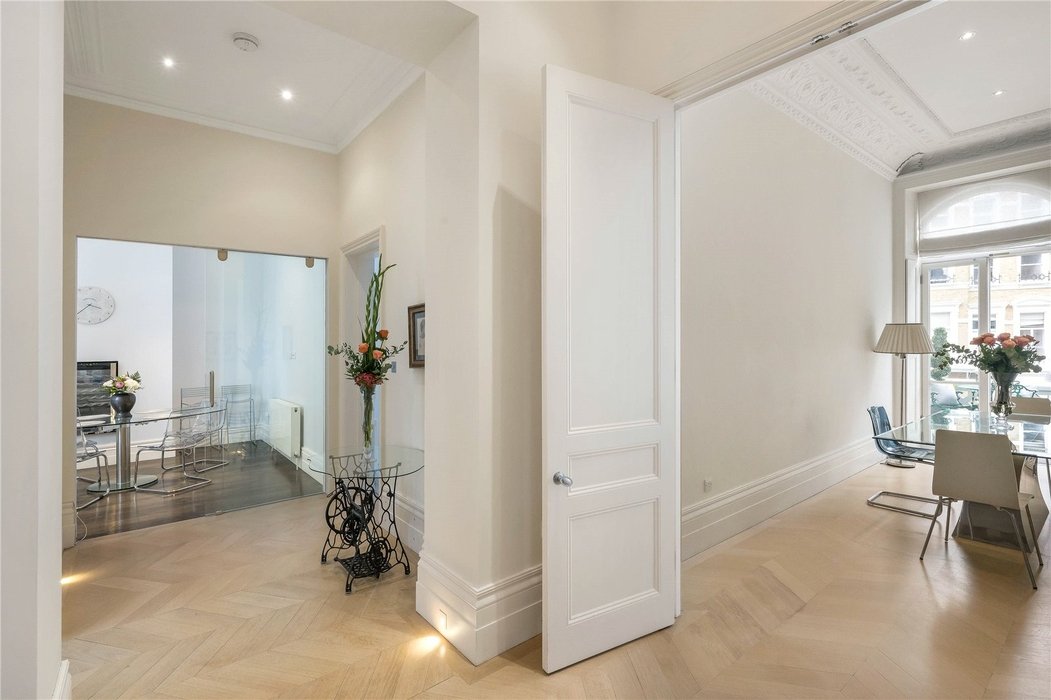 2 bedroom Flat for sale in South Kensington,London - Image 3
