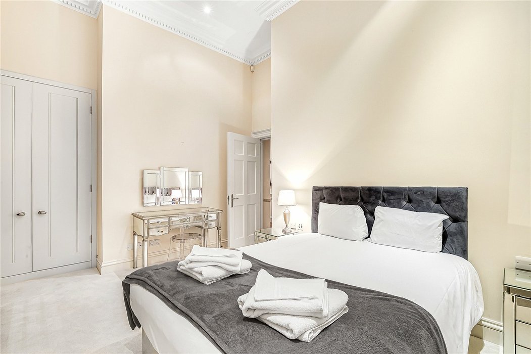 2 bedroom Flat to let in Mayfair,London - Image 3