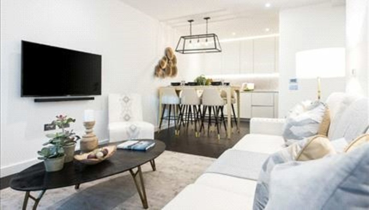 2 bedroom Flat to let in  - Image 1