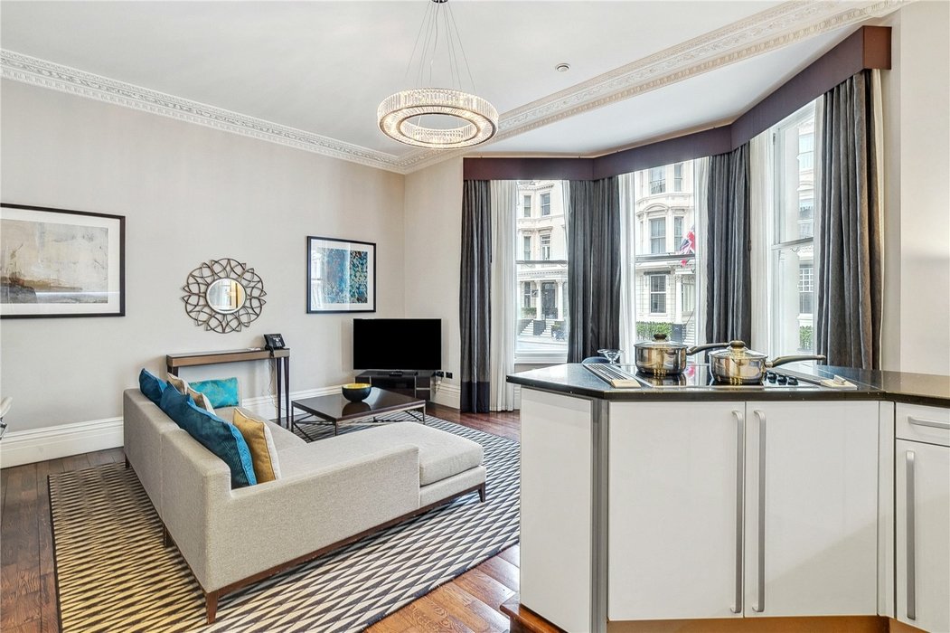 2 bedroom Flat to let in London - Image 5