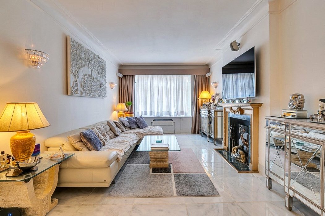 1 bedroom Flat for sale in Mayfair,London - Image 2