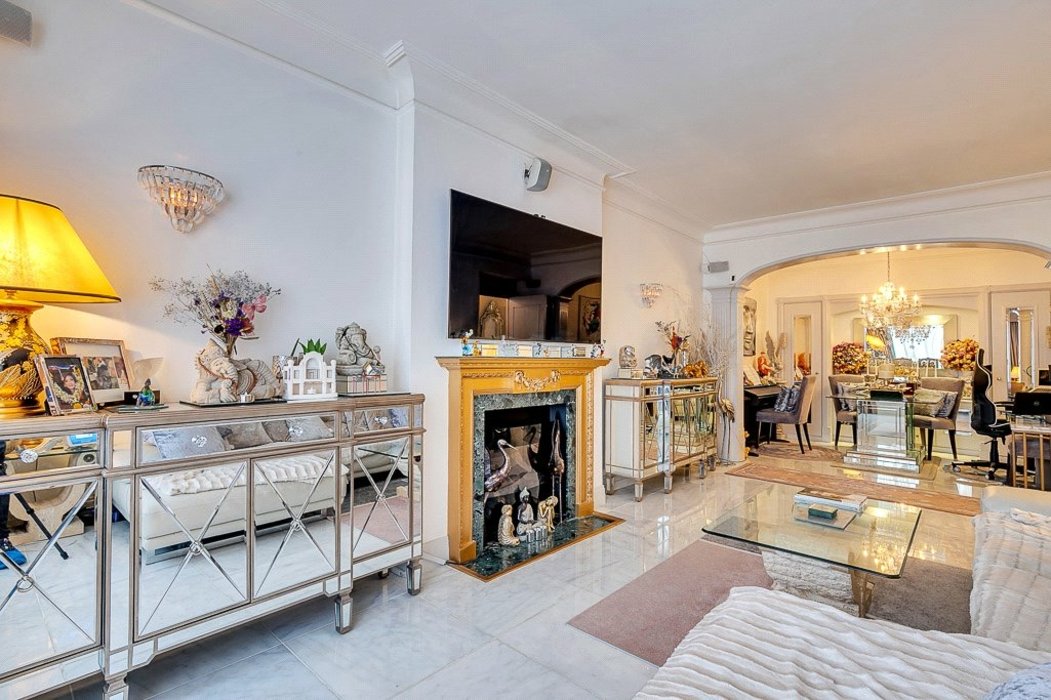 1 bedroom Flat for sale in Mayfair,London - Image 5