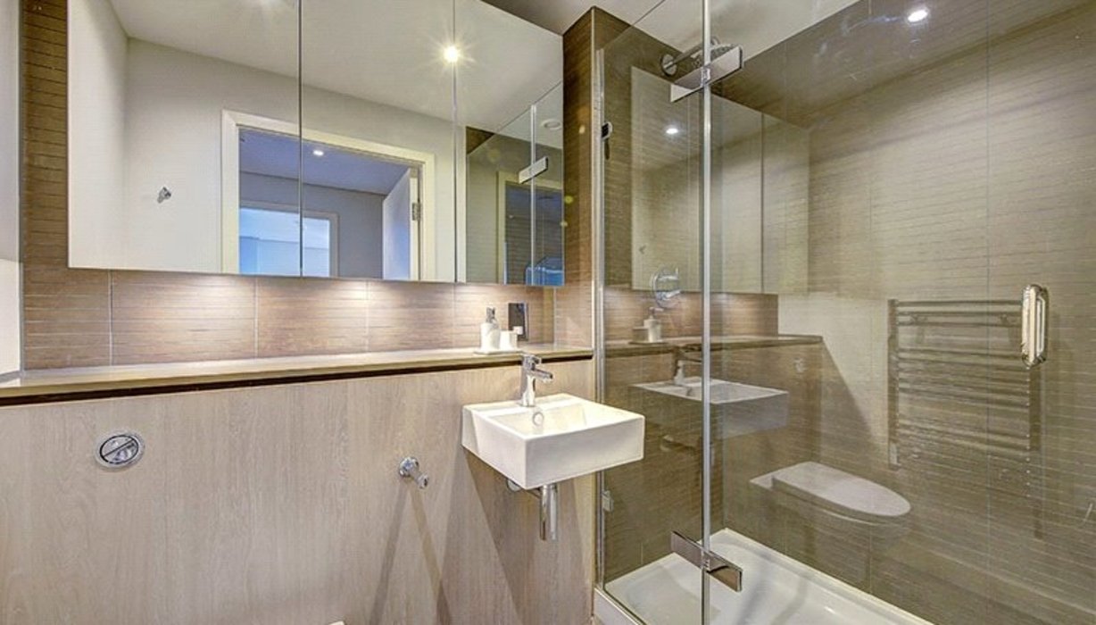 3 bedroom Flat to let in London - Image 7