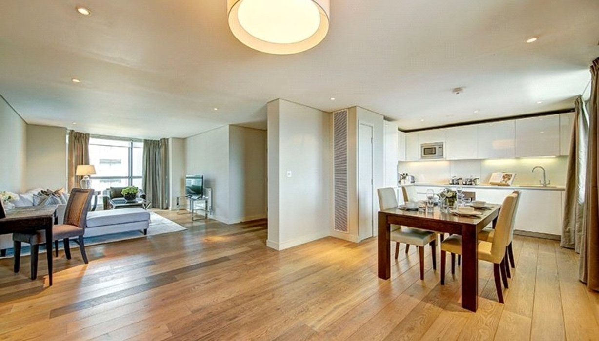 3 bedroom Flat to let in London - Image 1