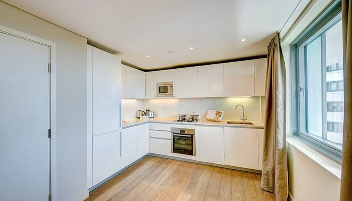 3 bedroom Flat to let in London - Image 4