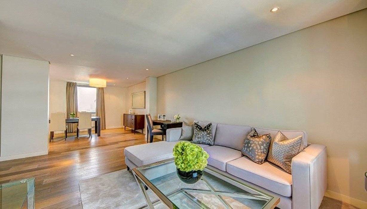 3 bedroom Flat to let in London - Image 3